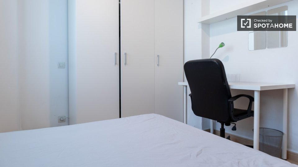 Double room Madrid, 3 beds — photo 20