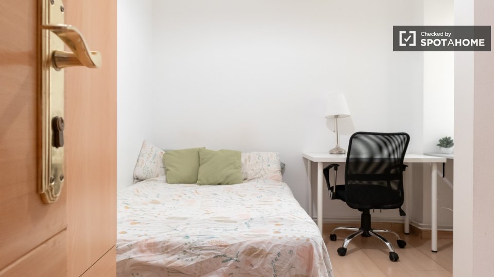 Double room Madrid, 3 beds — photo 22
