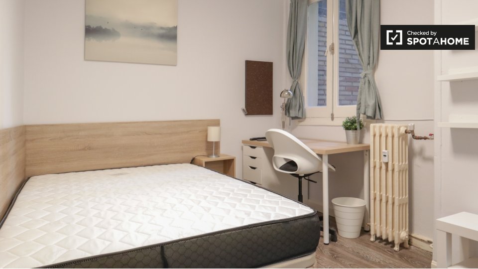 Double room Madrid, 5 beds, 120m² — photo 2