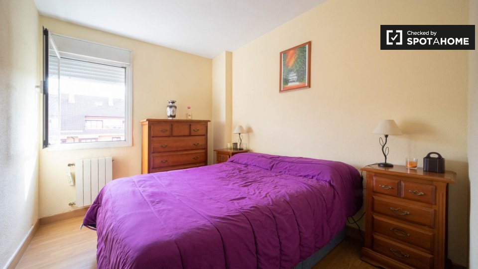 Double room Madrid, 3 beds, 62m² — photo 1