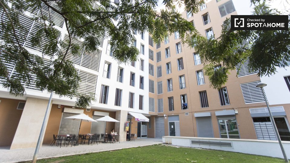 Double room Lisbon, 3 beds, 80m² — photo 12
