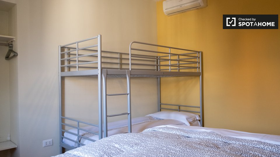 Camere in affitto in appartamento con 2 camere da letto a Roma