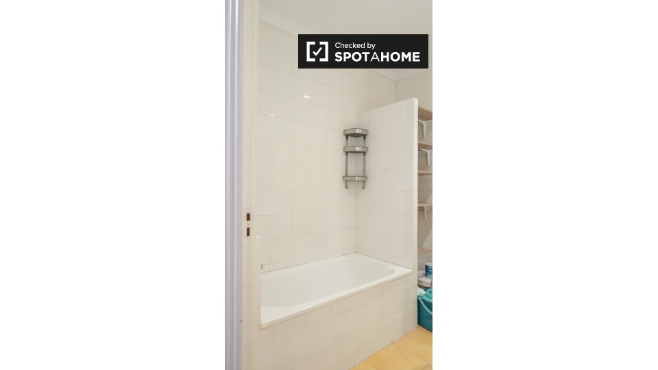 Double room Madrid, 5 beds, 120m² — photo 3