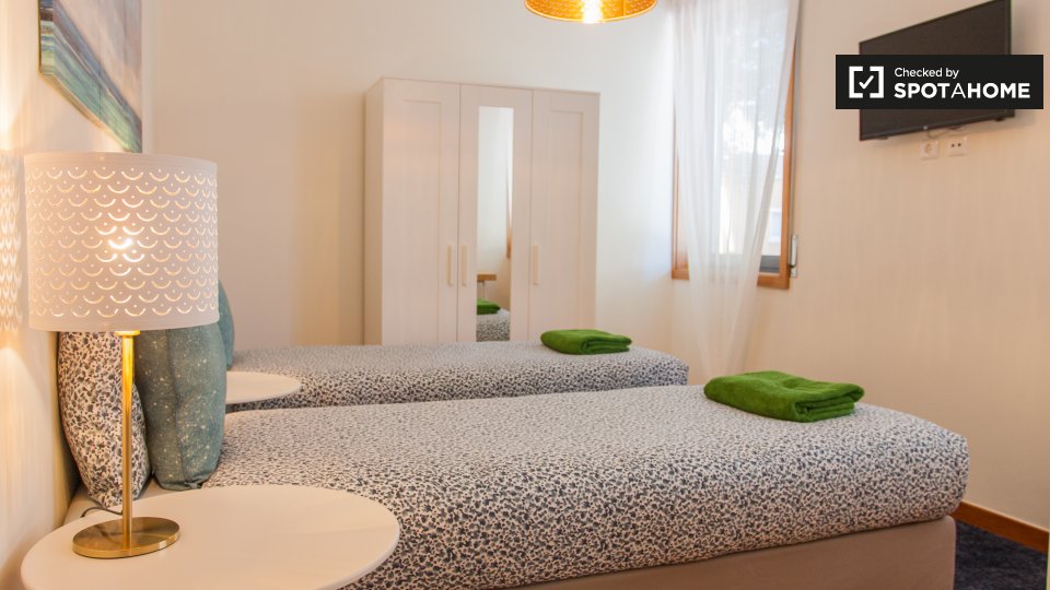 Double room Porto, 5 beds, 300m² — photo 1