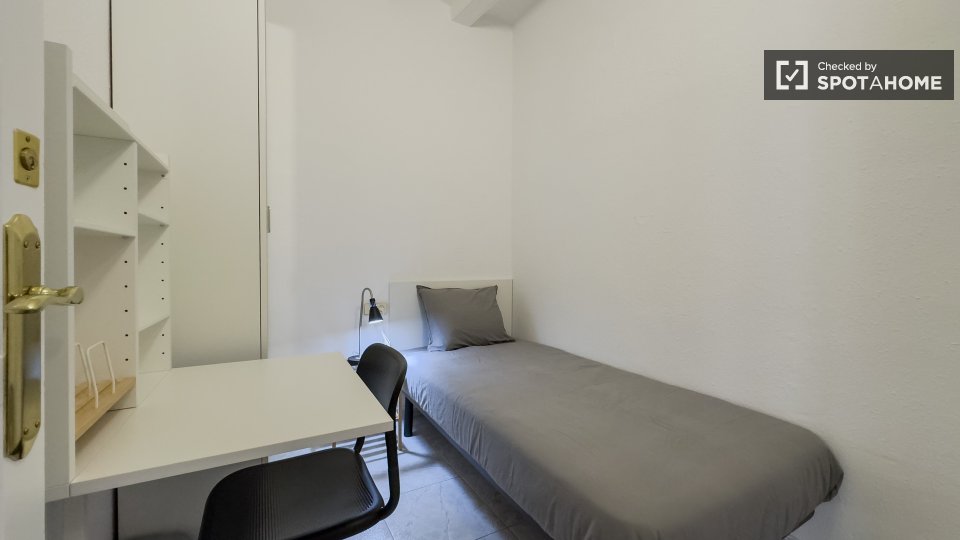 Double room Barcelona, 3 beds — photo 19