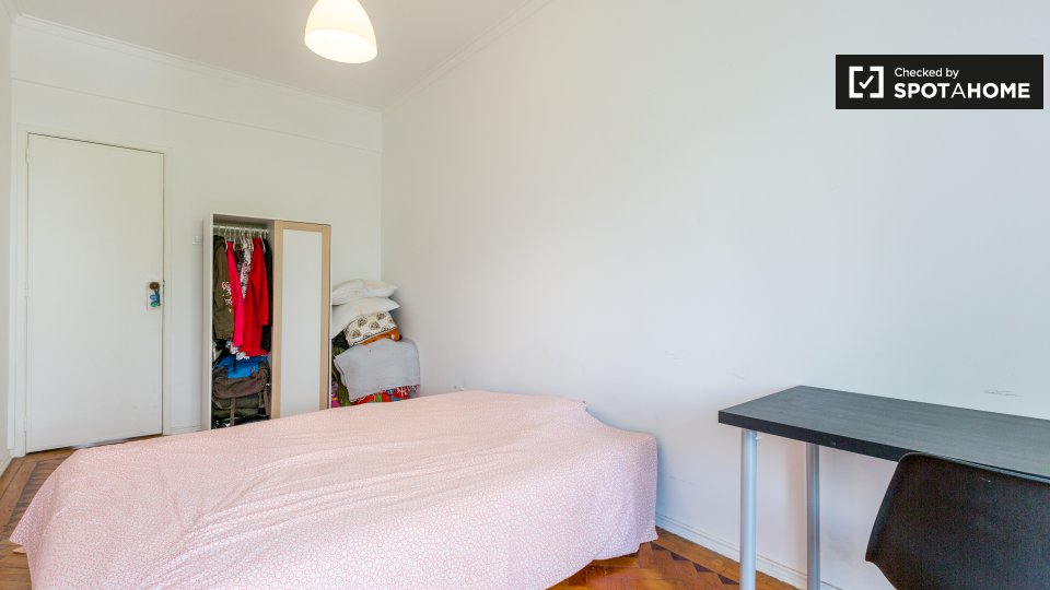 Double room Lisbon, 3 beds — photo 18