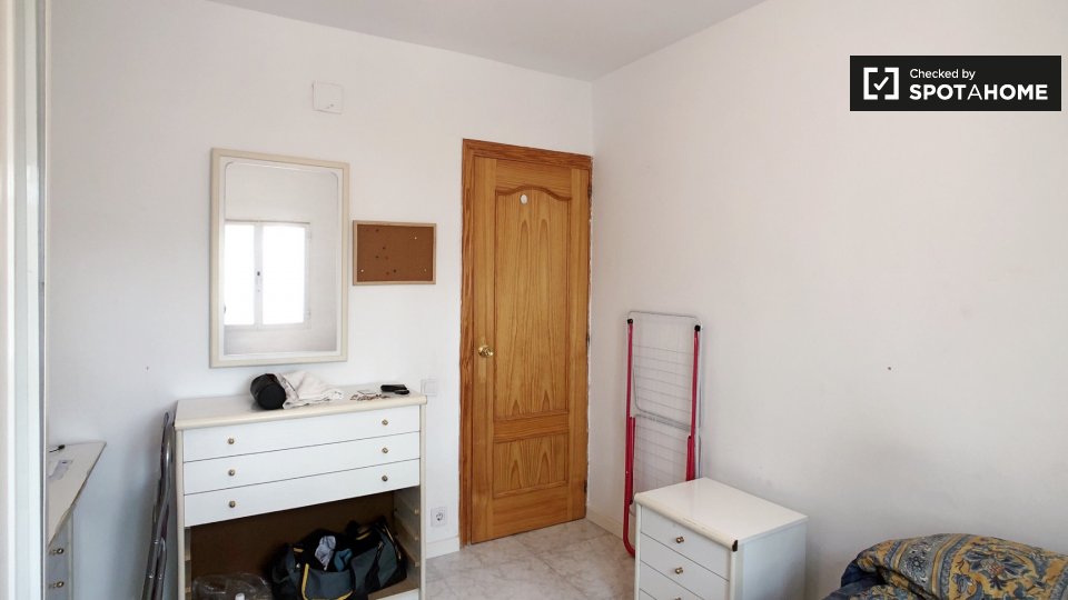 Double room Madrid, 3 beds, 40m² — photo 18