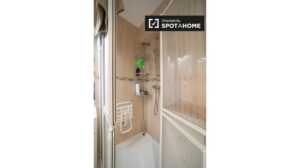 Double room Madrid, 4 beds, 86m² — photo 15
