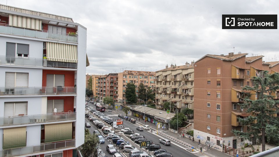 Affittasi stanza Solo Femmina con 4 camere da letto a Tuscolano, Roma