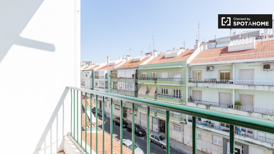 Double room Lisbon, 3 beds — photo 17