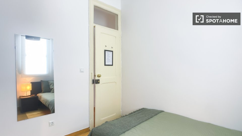 Double room Lisbon, 3 beds, 80m² — photo 25