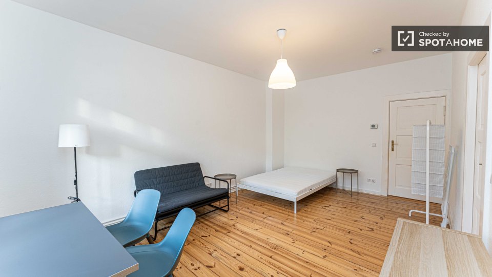 Double room Berlin, 3 beds, 73m² — photo 2