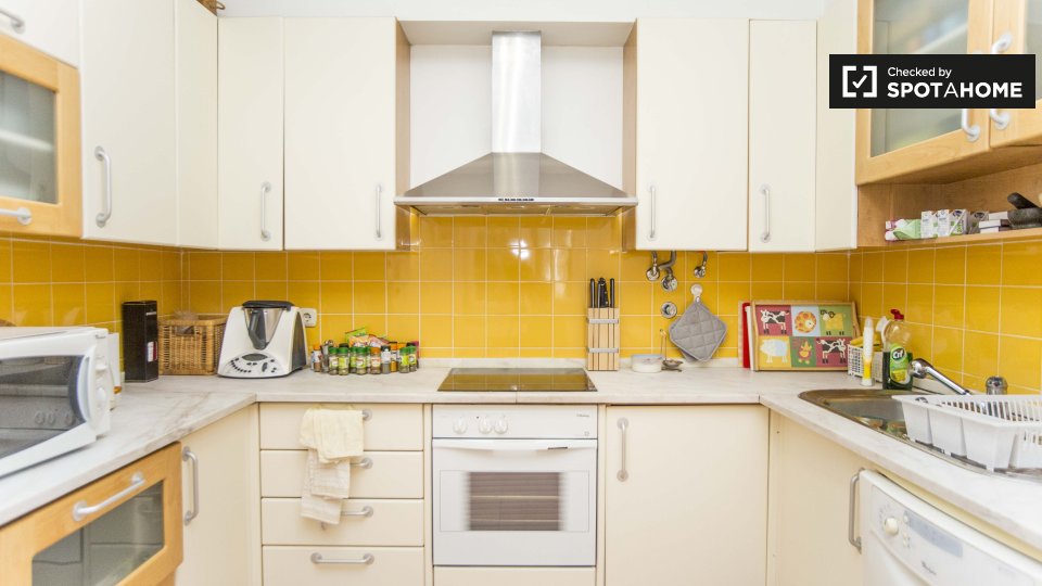 Double room Lisbon, 3 beds, 80m² — photo 12