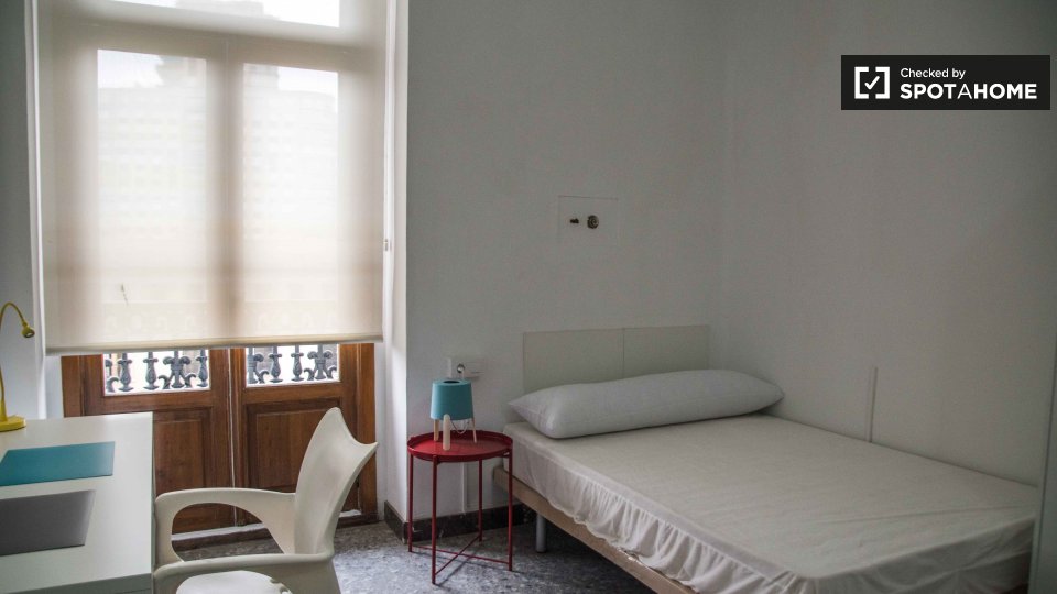 Double room Valencia, 10 beds, 300m² — photo 2