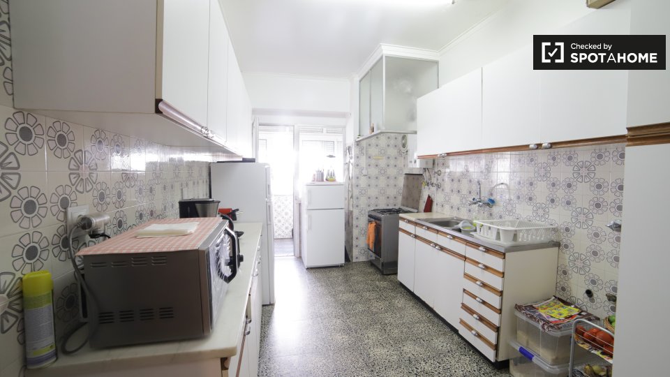 Double room Lisbon, 3 beds, 150m² — photo 7