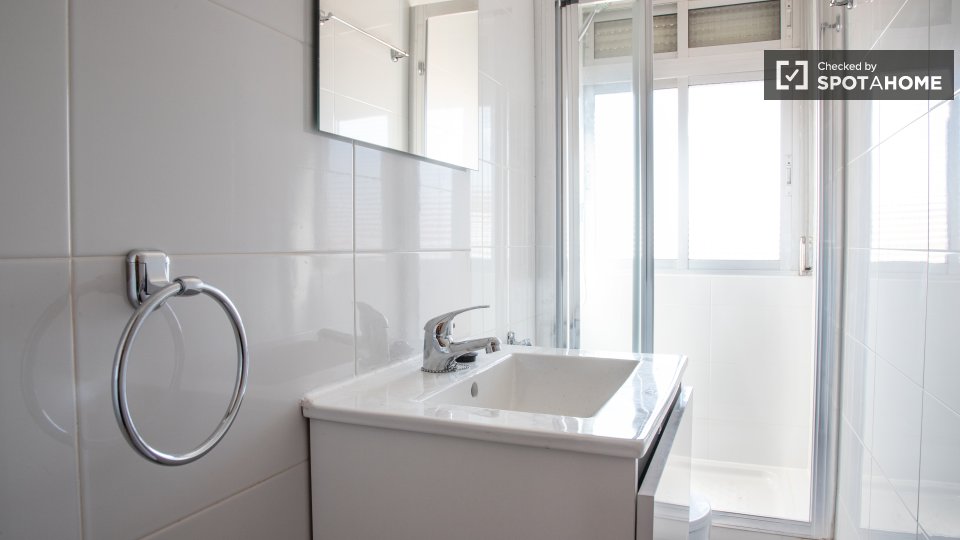 Double room Madrid, 3 beds, 57m² — photo 19