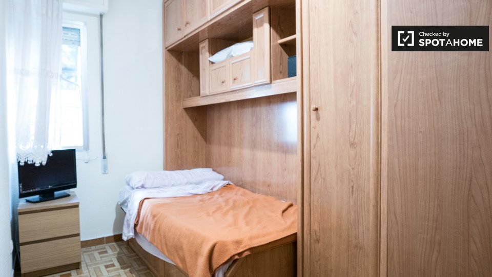 Double room Madrid, 2 beds, 55m² — photo 1