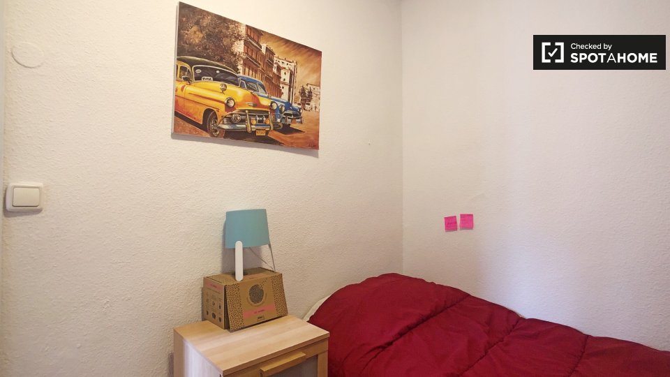 Double room Madrid, 3 beds, 50m² — photo 1