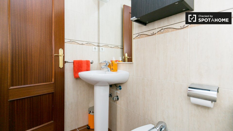 Double room Granada, 3 beds, 95m² — photo 17