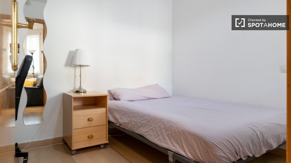Double room Madrid, 3 beds — photo 20