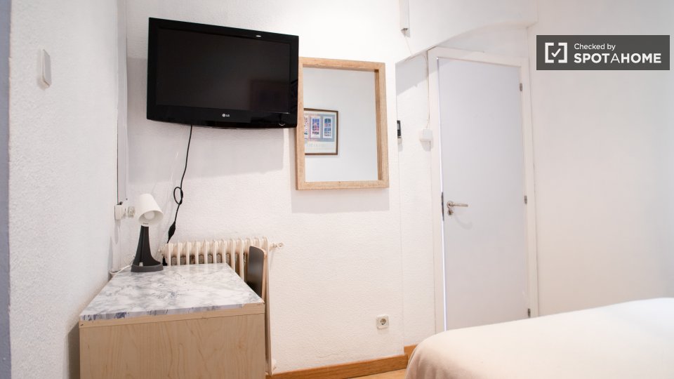 Double room Madrid, 10 beds, 200m² — photo 1