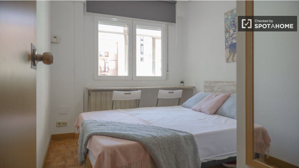 Double room Madrid, 5 beds, 140m² — photo 2