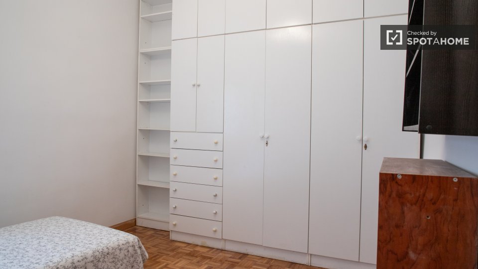 Double room Madrid, 5 beds, 120m² — photo 12