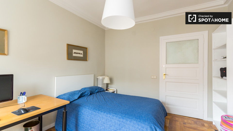 Double room Madrid, 5 beds, 160m² — photo 2