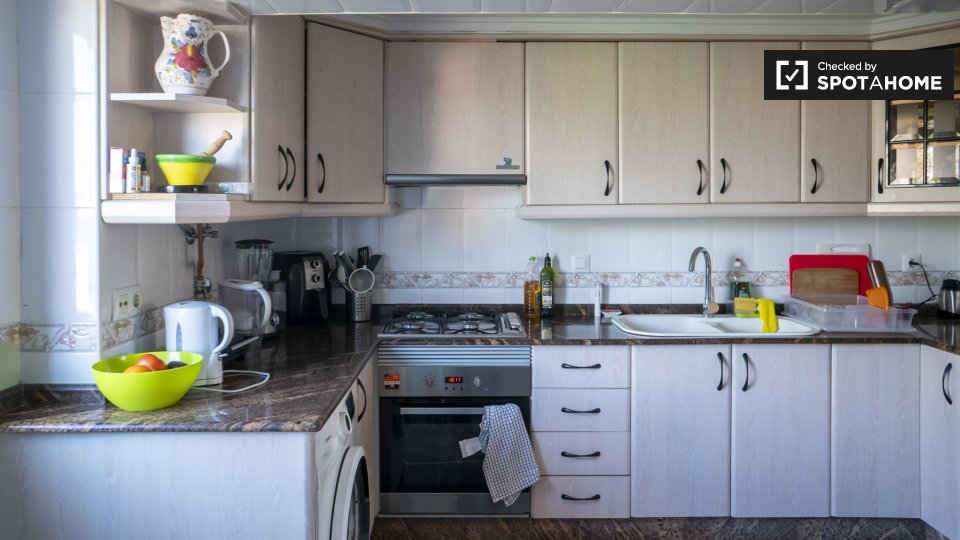 Double room Valencia, 3 beds, 90m² — photo 13