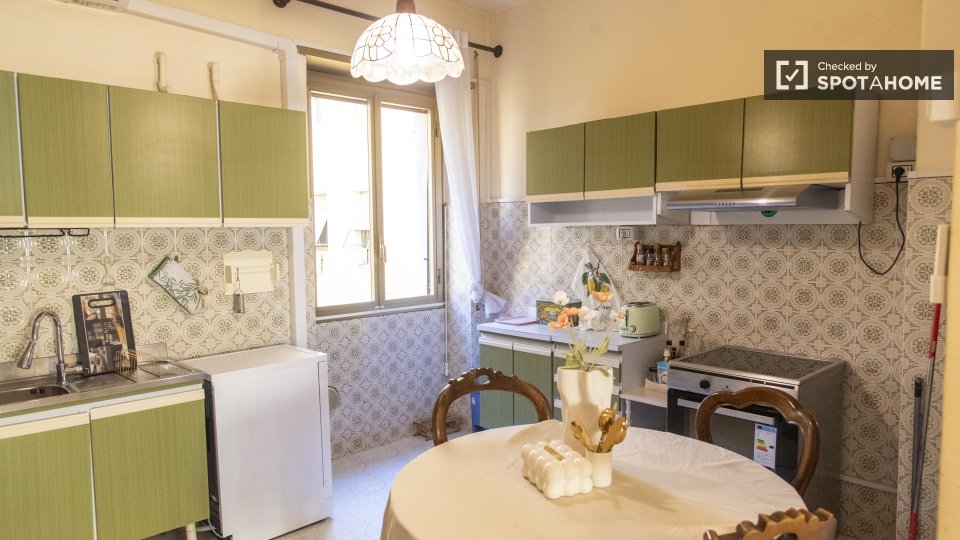 Double room Rome, 3 beds — photo 13