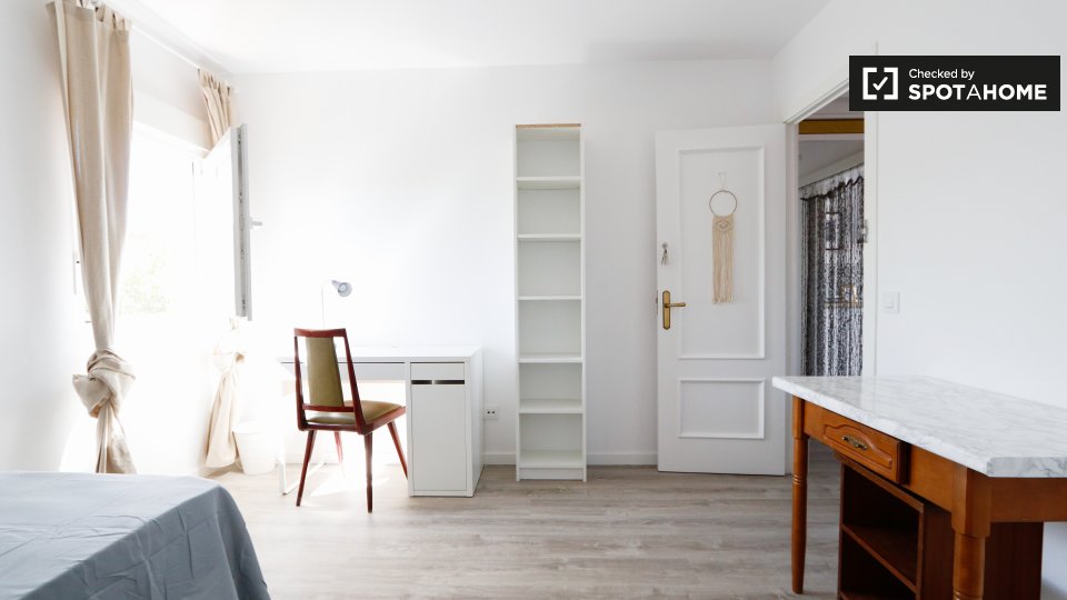 Double room Madrid, 3 beds, 85m² — photo 2