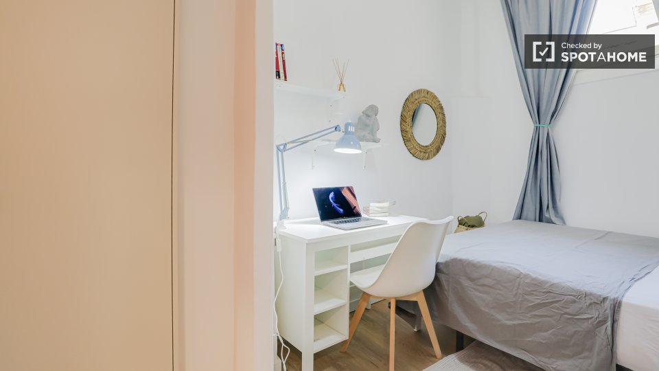 Double room Barcelona, 5 beds — photo 21