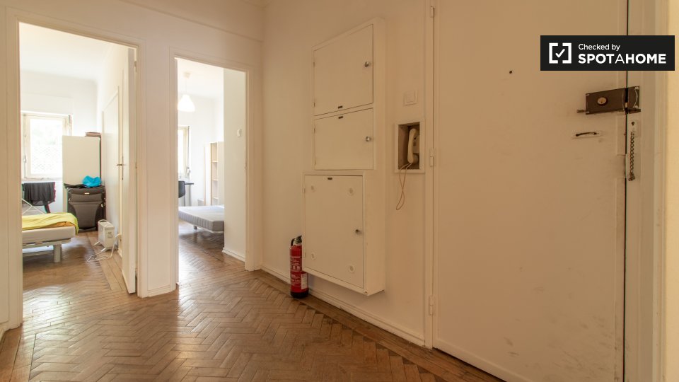 Double room Lisbon, 3 beds, 75m² — photo 18