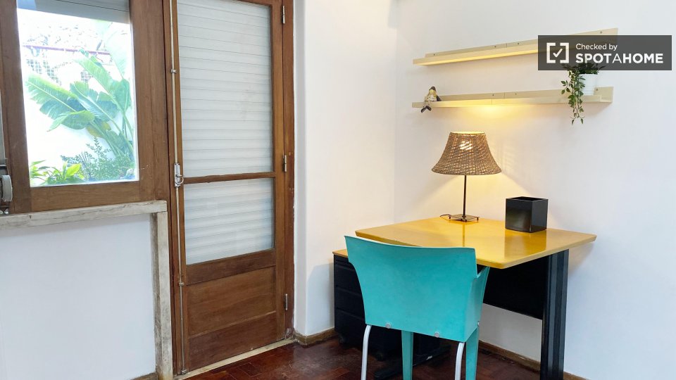 Double room Lisbon, 3 beds — photo 11