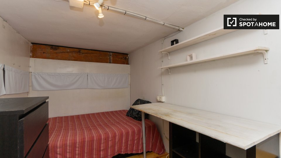 Double room Madrid, 3 beds, 75m² — photo 1