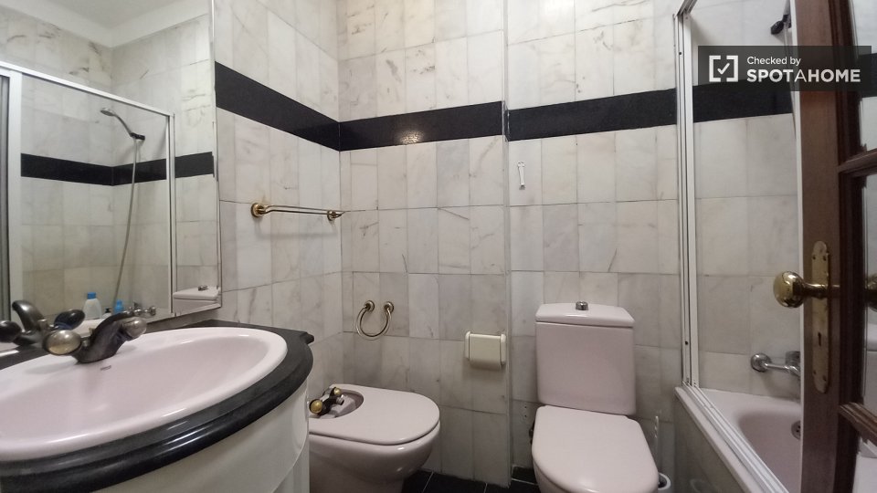 Double room Lisbon, 1 bed, 60m² — photo 9