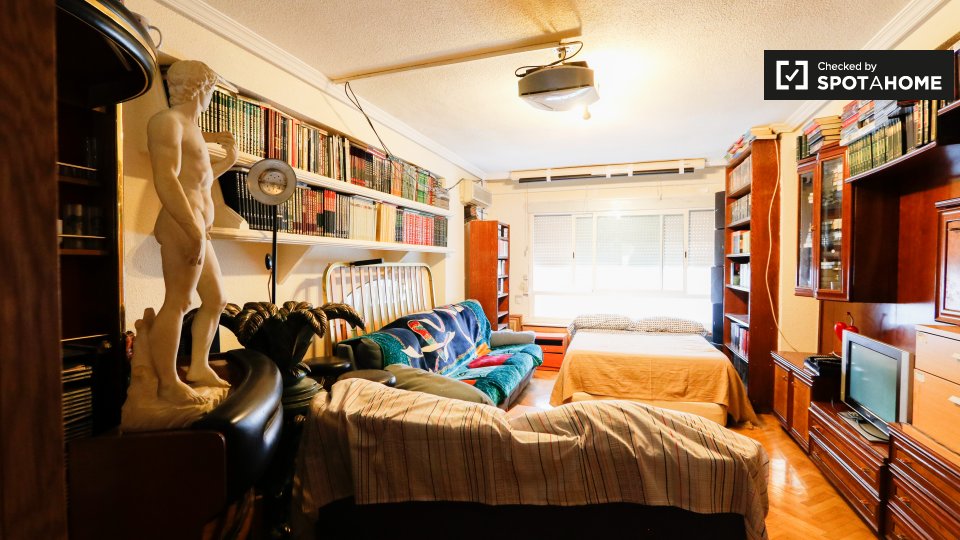 Double room Madrid, 5 beds, 125m² — photo 5