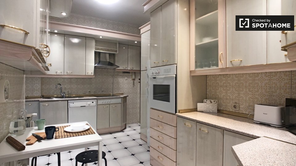 Double room Madrid, 5 beds, 133m² — photo 13