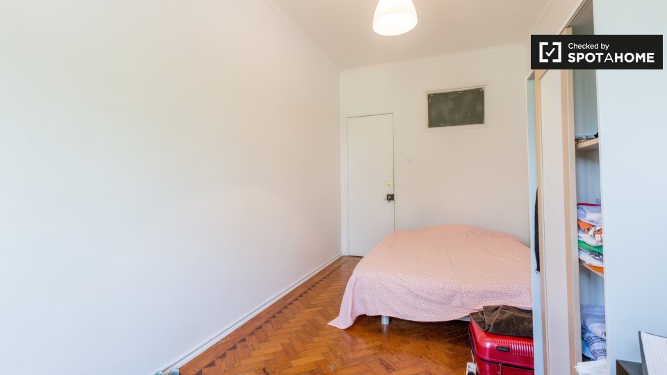 Double room Lisbon, 3 beds — photo 16