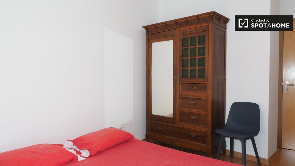 Double room Lisbon, 3 beds, 104m² — photo 4
