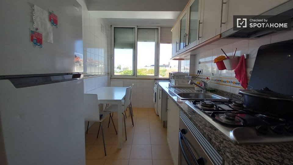 Double room Lisbon, 3 beds — photo 5