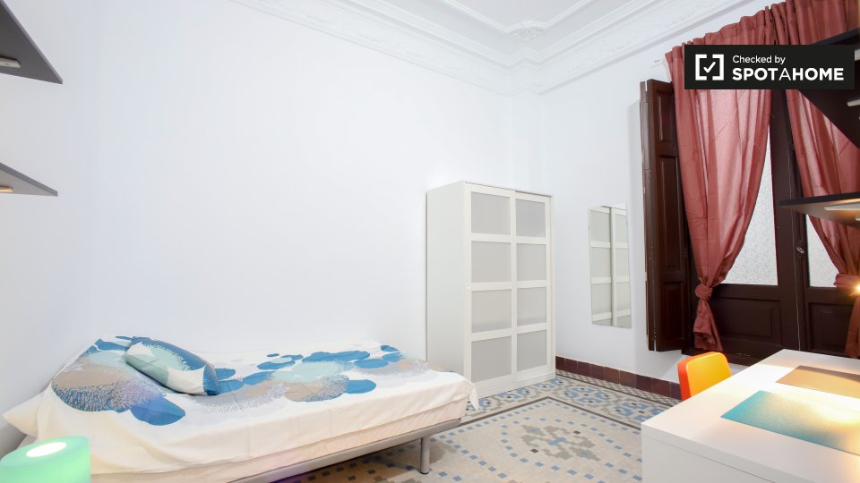 Double room Valencia, 10 beds, 300m² — photo 2