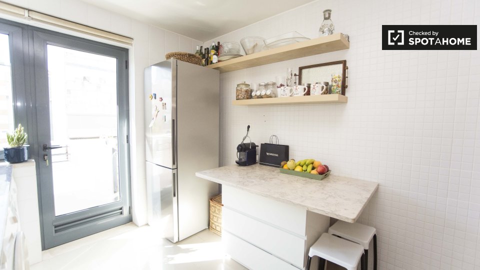 Double room Lisbon, 3 beds, 80m² — photo 8