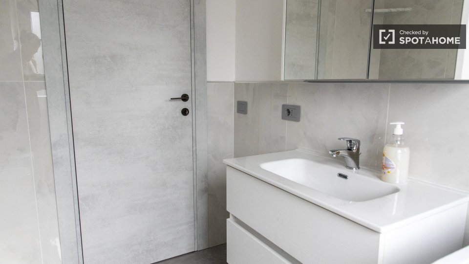 Double room Rome, 3 beds, 93m² — photo 30