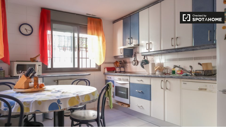 Double room Madrid, 2 beds — photo 8
