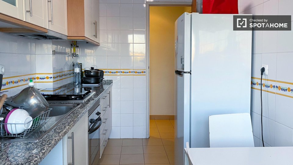 Double room Lisbon, 3 beds — photo 8