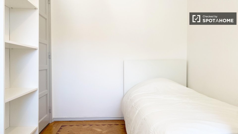 Double room Lisbon, 3 beds, 70m² — photo 15