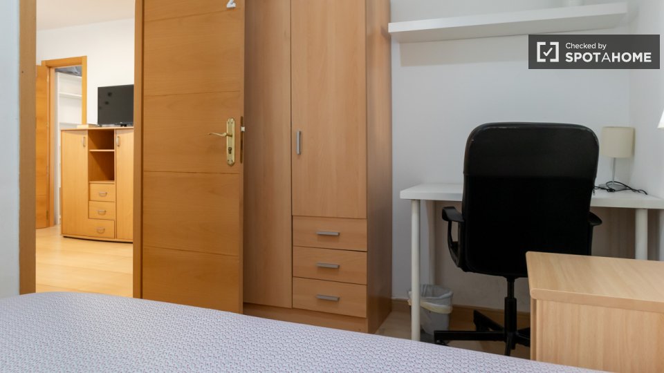 Double room Madrid, 3 beds — photo 21
