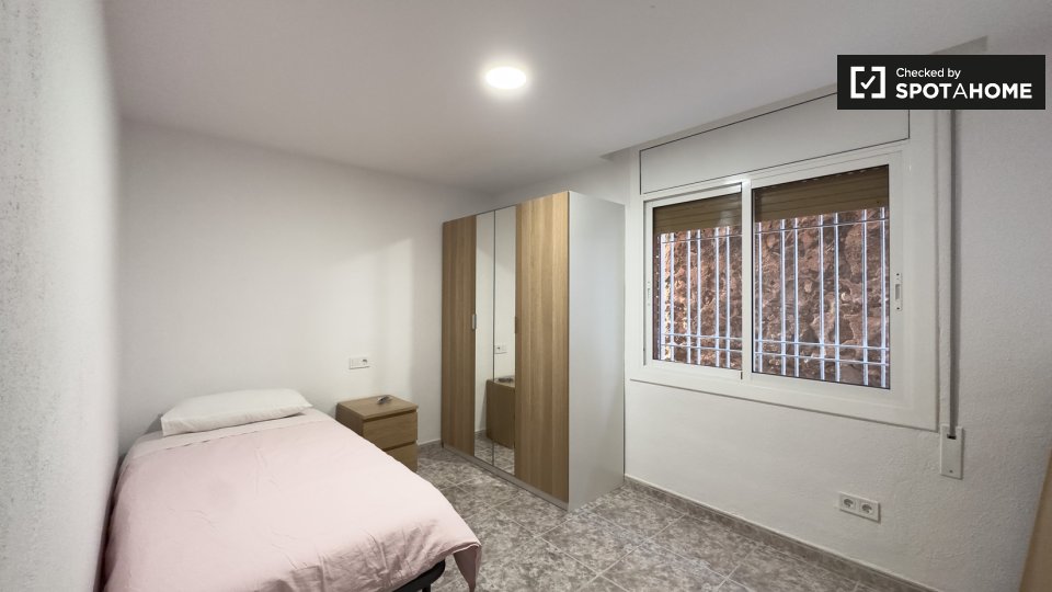 Double room Barcelona, 3 beds — photo 5