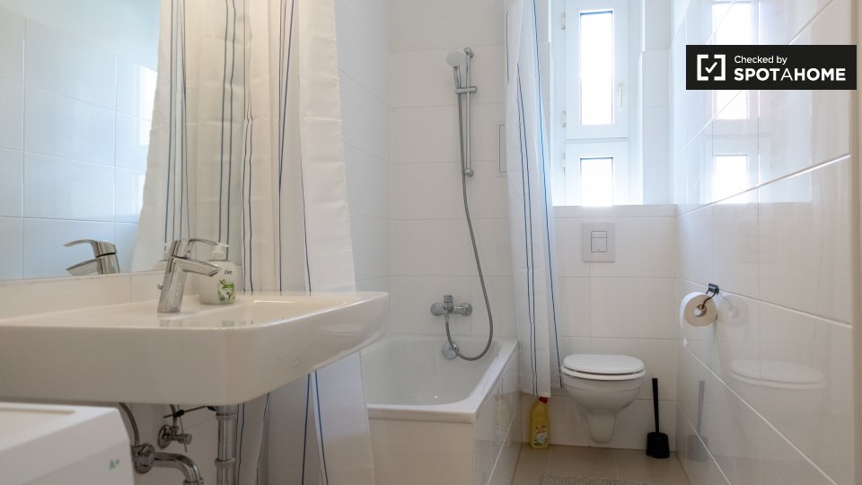 Double room Berlin, 5 beds, 72m² — photo 1